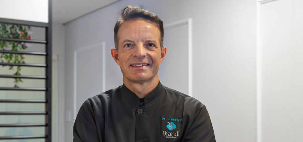 Dr. Rodrigo Brandl, especialista em Periodontia e Implantodontia na Brandl Odontologia – foto 1
