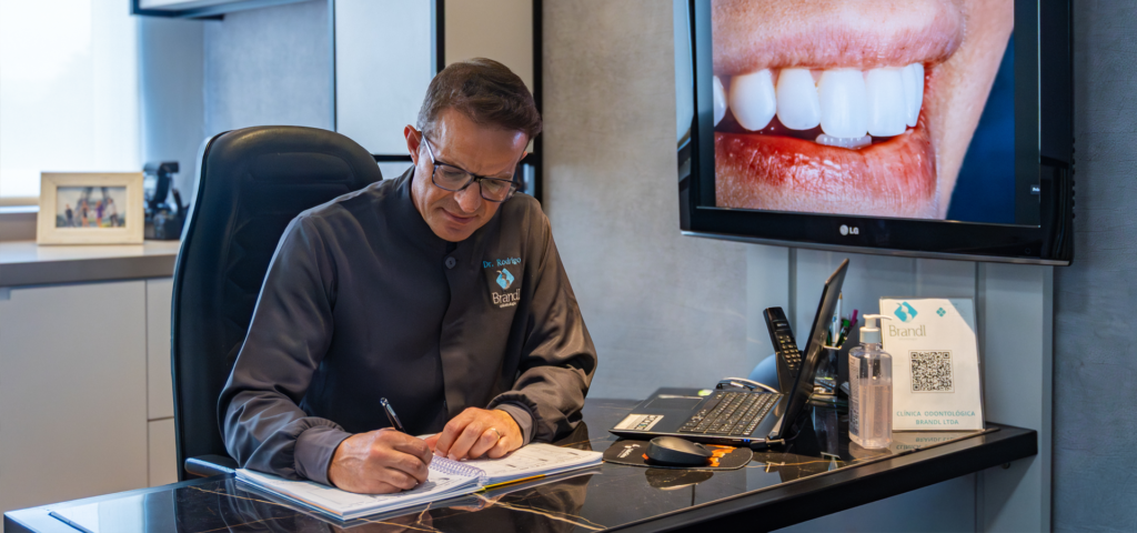 Dr. Rodrigo Brandl, especialista em Periodontia e Implantodontia na Brandl Odontologia – foto 2
