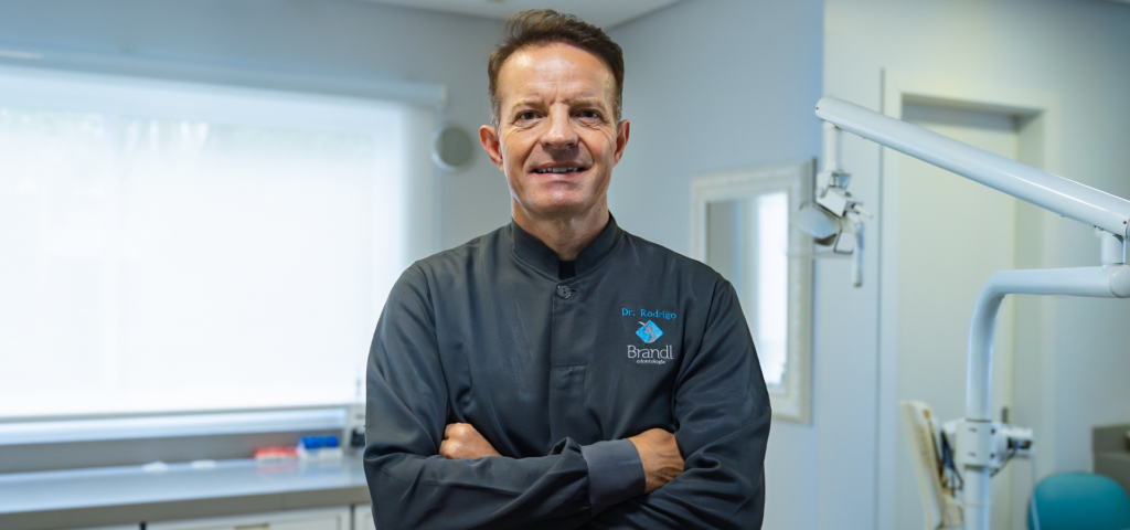 Dr. Rodrigo Brandl, especialista em Periodontia e Implantodontia na Brandl Odontologia – foto 3